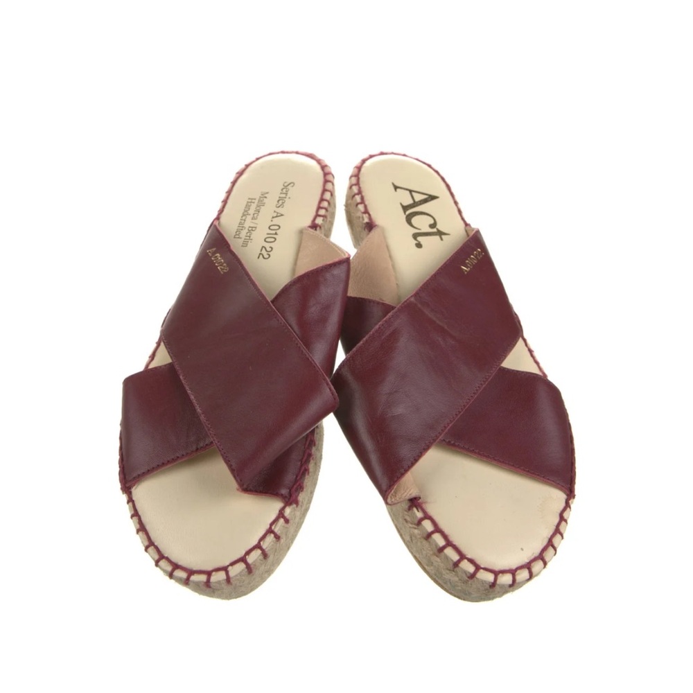 NWOT Act. Burgundy Leather Sandals